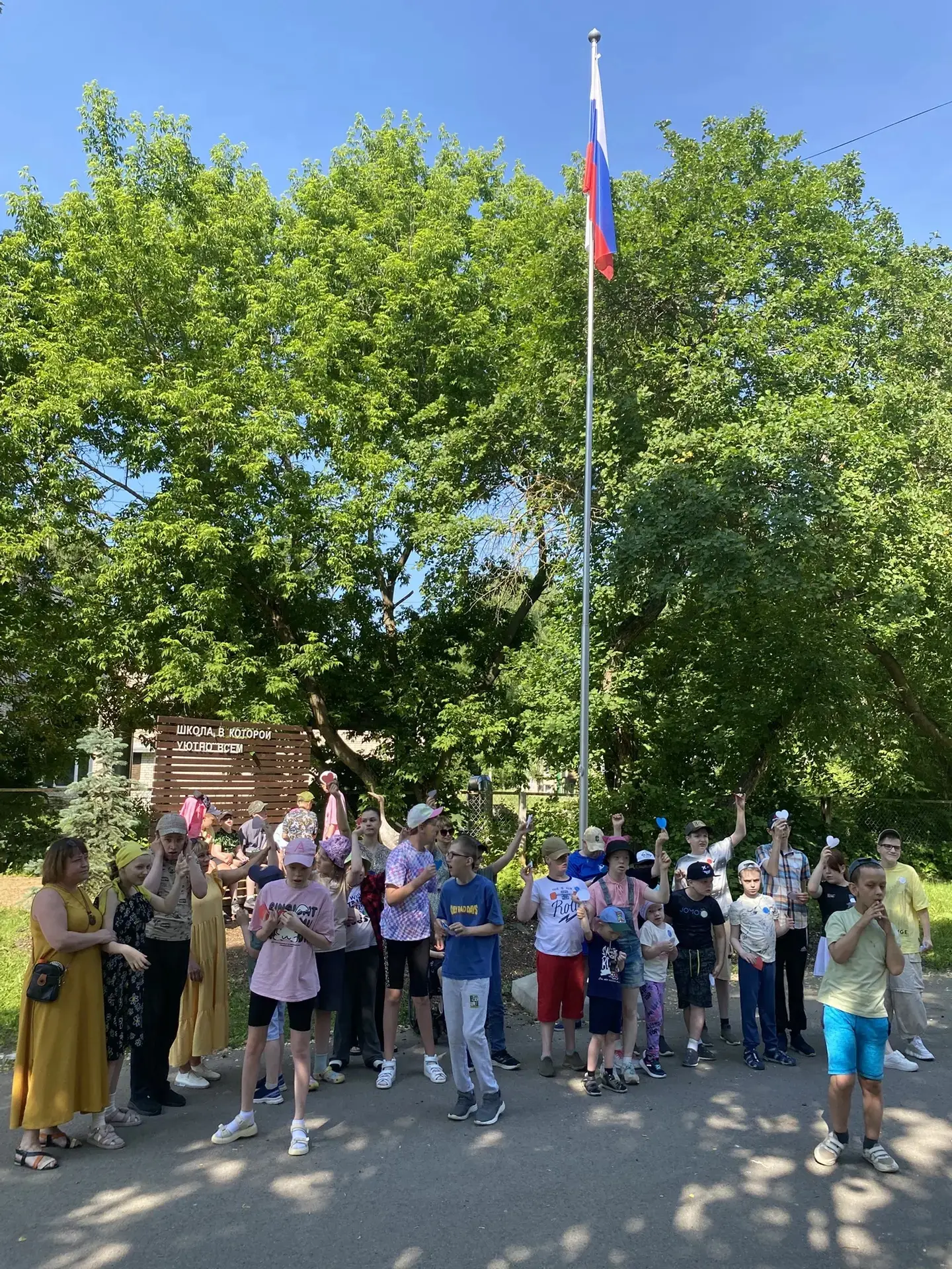В преддверии Дня России наши ребята провели утро очень активно и весело! Они отправились в настоящее