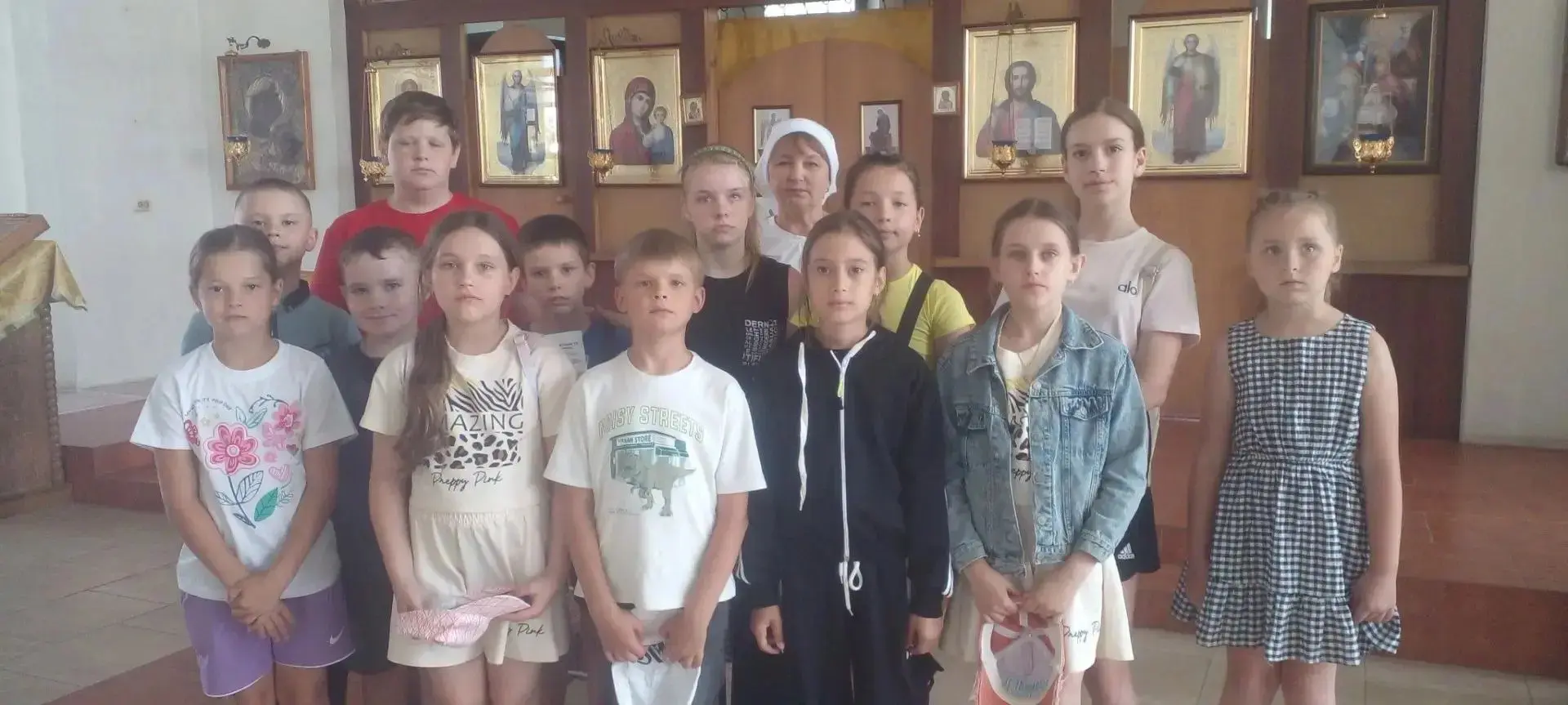 В этот день ребята  пришкольного лагеря также посетили храм Пресвятой Богородицы, который находится 