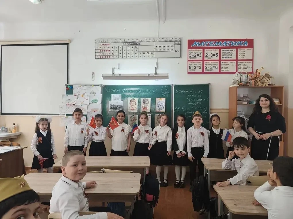 В 1 «В» классе прошел классный час на тему : " Что такое День Победы?". Ребята читали стихи о Велико