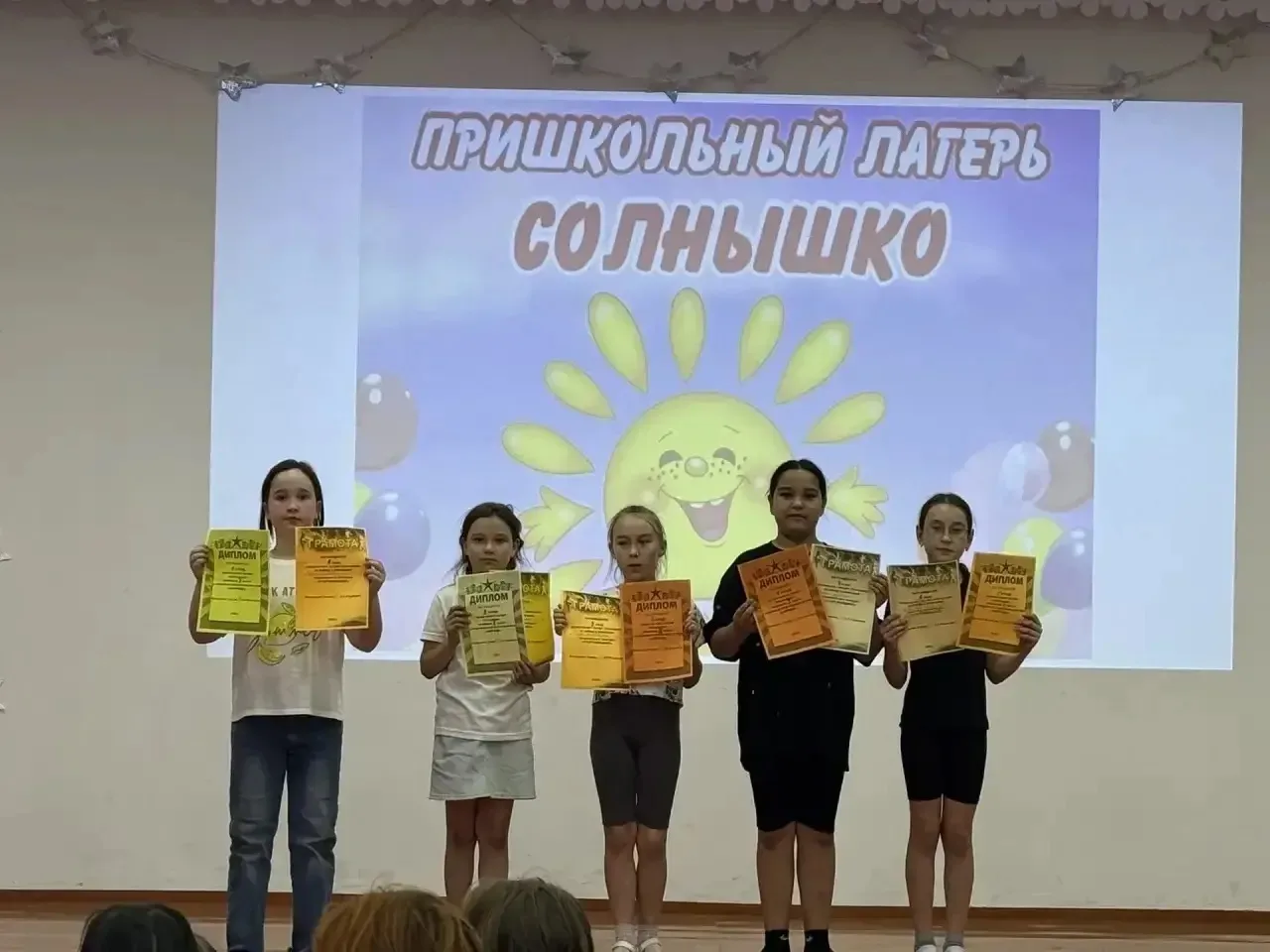 Утро 17 июня в пришкольном лагере
«Солнышко»
началось
захватывающего
погружения в мир космоса. Ребят