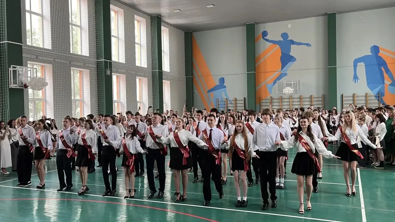 В школе №10 прозвенел последний звонок!!! В школе №10 состоялась торжественная линейка, посвящённая 