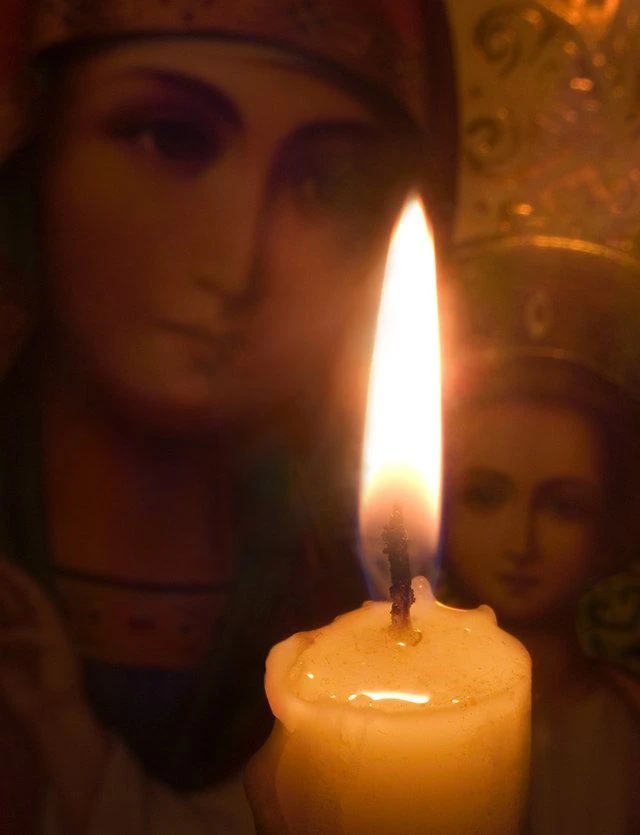 Плачут свечи и, в сумраке, лики темнеют... 
И ещё один день растворён в тишине.
Я его провожу, ни о 