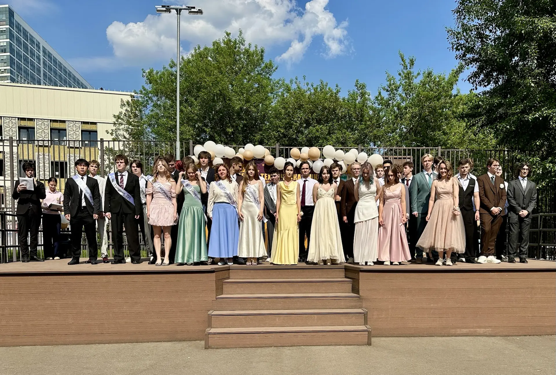 🔔Последний звонок для 11А и 11Б в школе на ул. Ак. Ильюшина, 8!   Позади 11 лет учёбы, впереди — бол