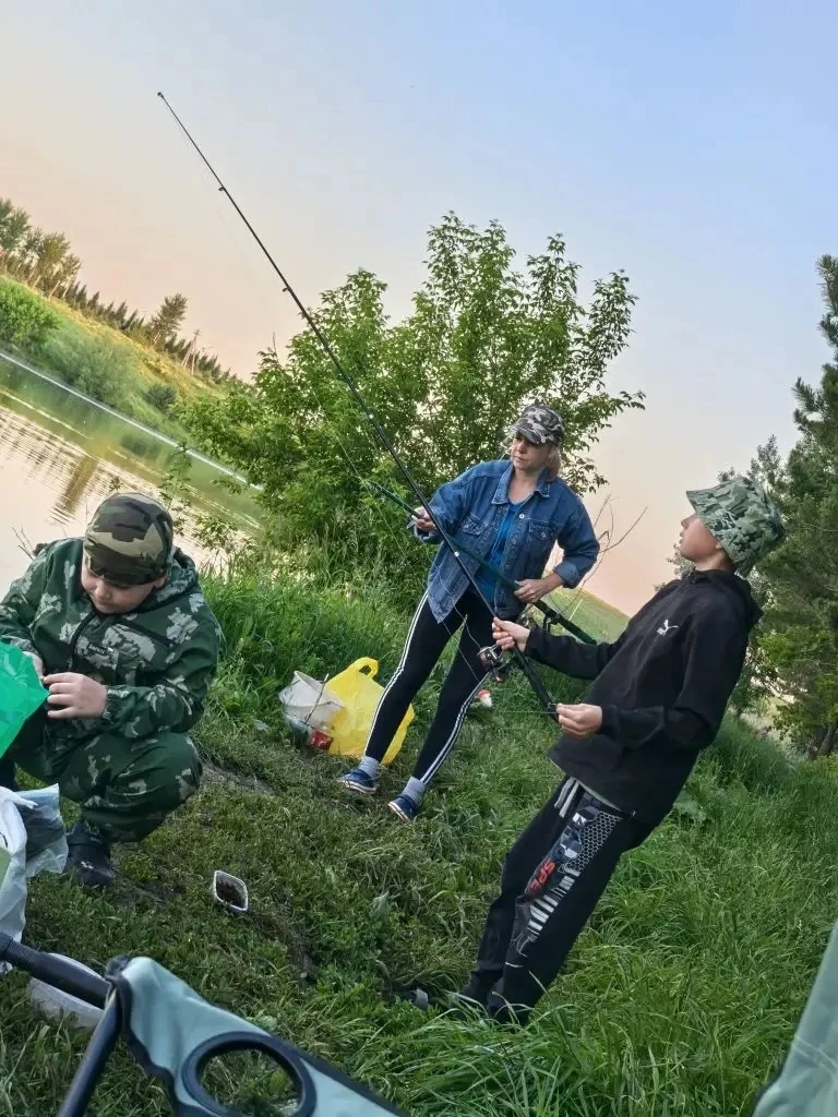 Лето — идеальное время для рыбалки и отдыха! Ребята из 3В класса знают в этом толк. Солнце, свежий в