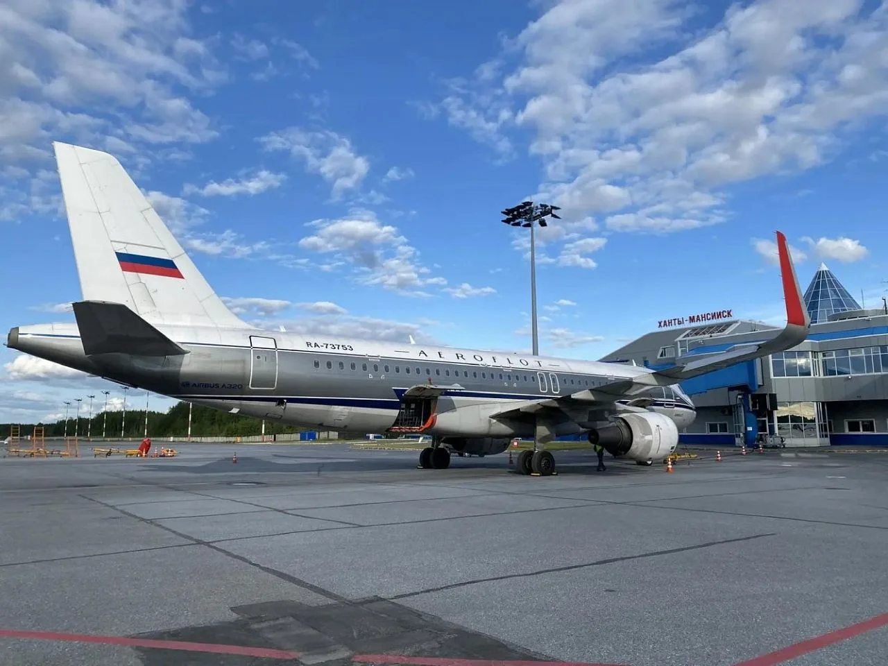 В аэропортах Сургута и Ханты-Мансийска сняты ограничения на работу авиагаваней