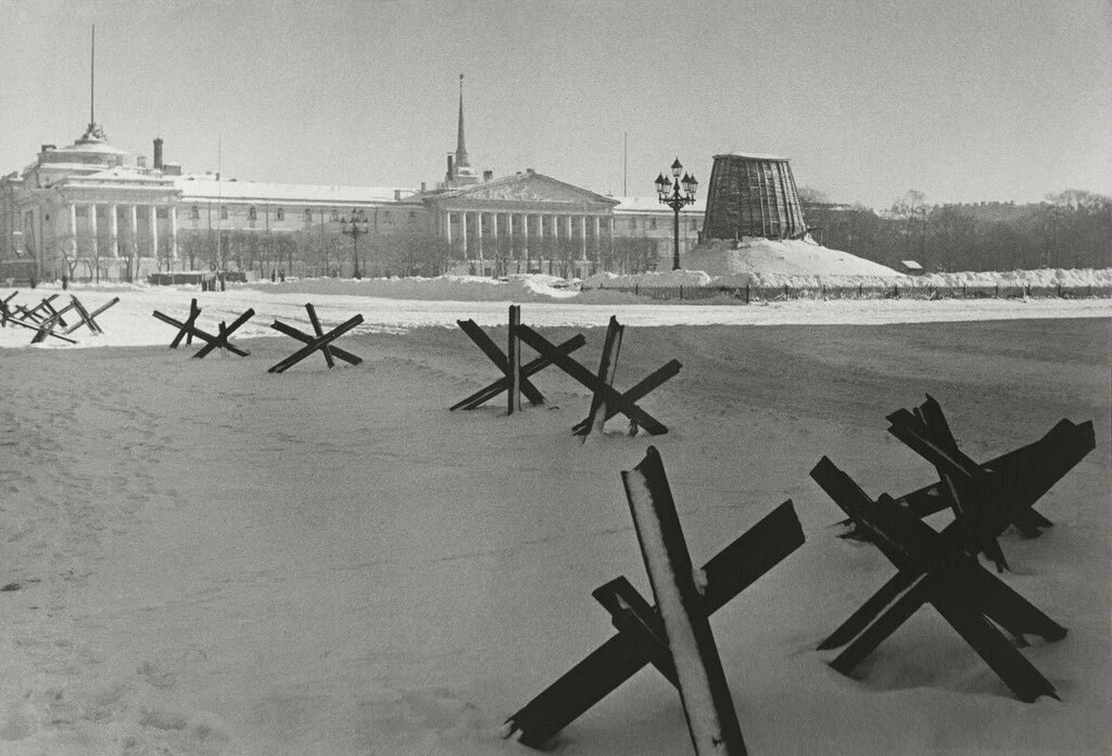 У памятника Петру.
Ленинград, 1943 год.

Сделано в СССР - подписаться