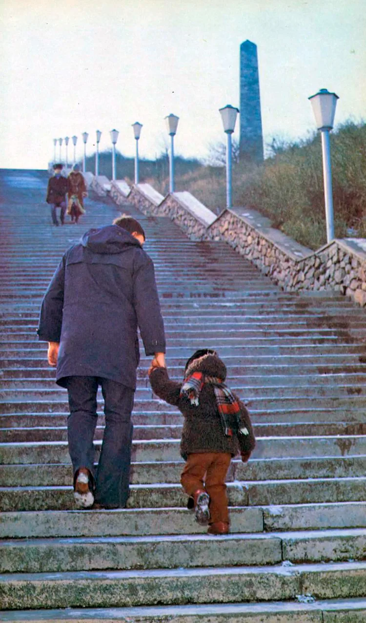 К вершине Митридата.

Фотография из советского альбома о Керчи 1983 года.

Больше публикаций — по хе