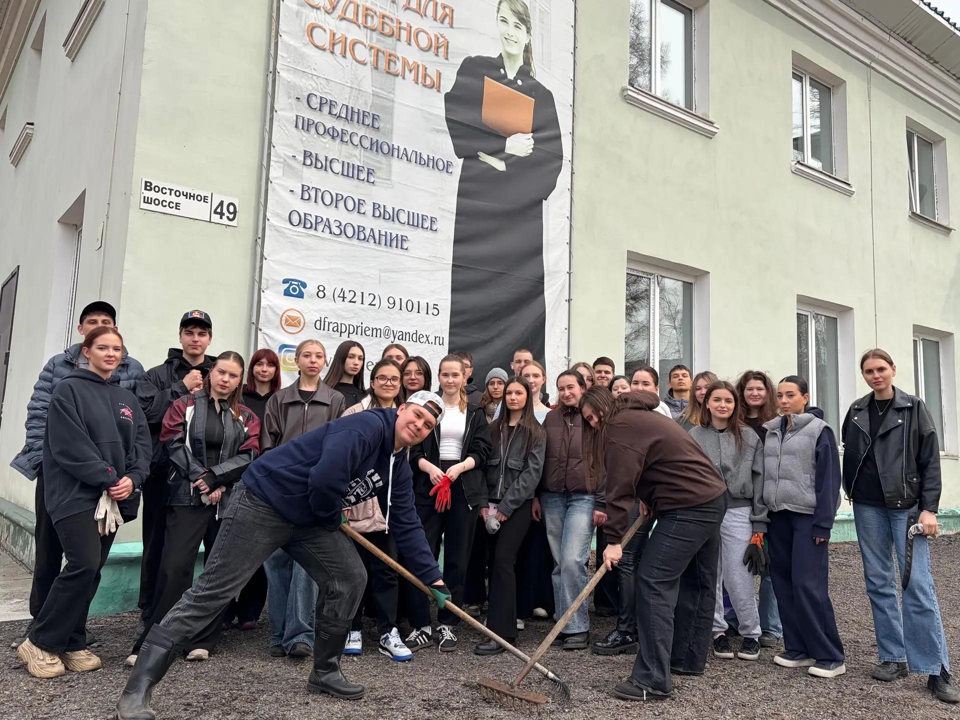 Субботник: вместе за чистоту!  В минувшую пятницу студенты, преподаватели и сотрудники нашего вуза д