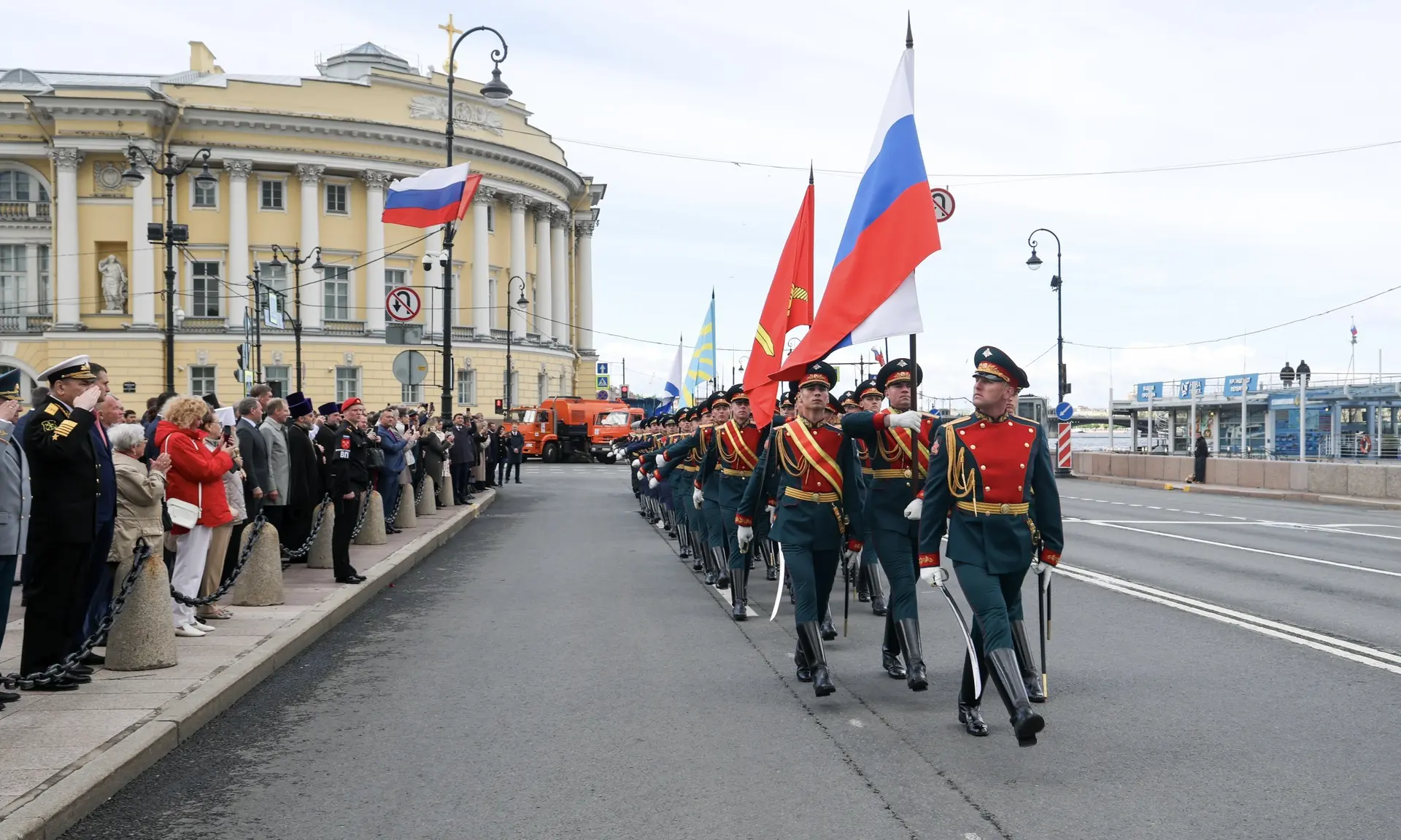 В День 323-летия Санкт-Петербурга прокурор города Андрей Гуришев возложил цветы к «Медному всаднику»