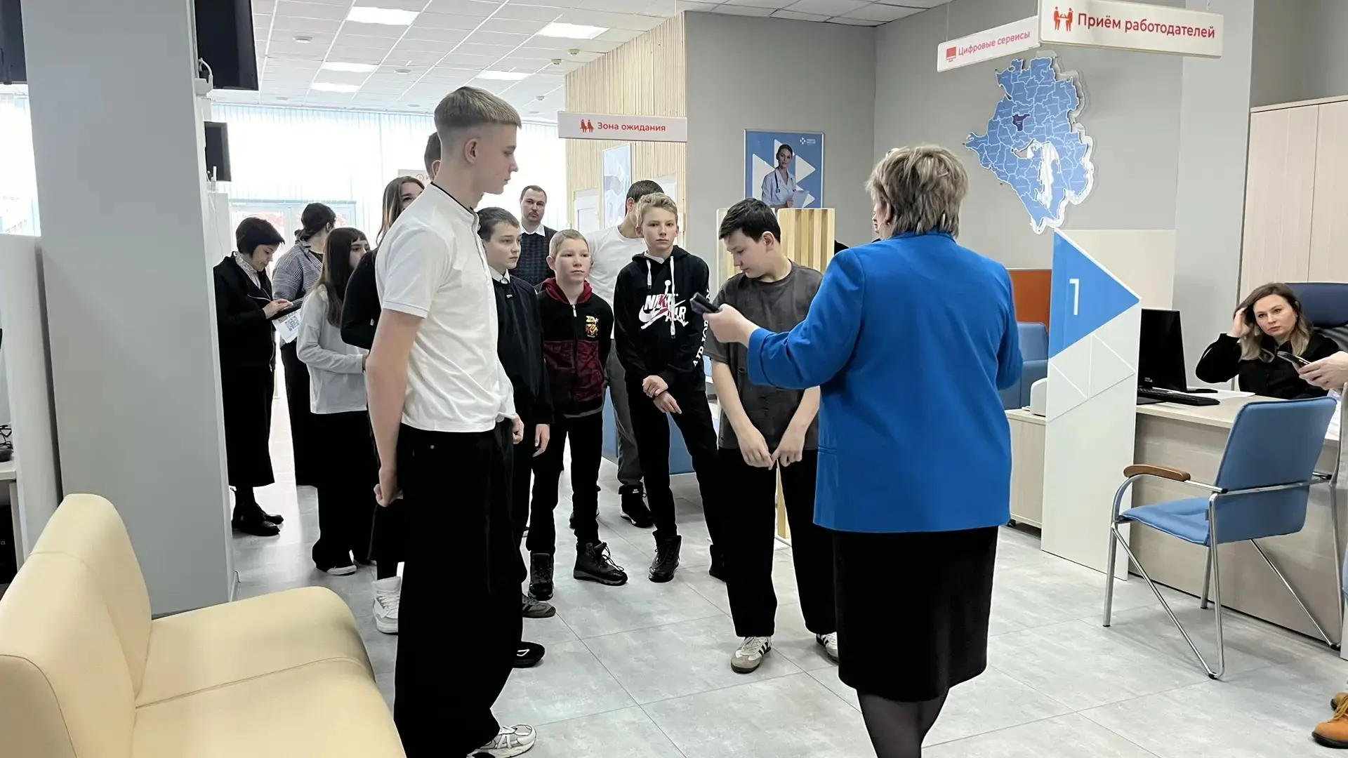 Сегодня в Кадровом центре «Работа России» прошла увлекательная экскурсия для школьников!  Ребята наш