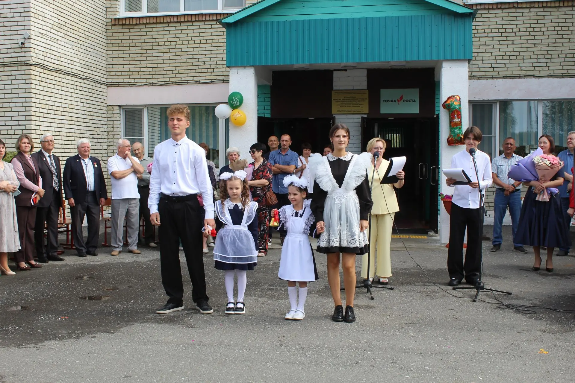 Сегодня в МБОУ СОШ №3 особенно многолюдно и празднично: школьный двор встретил своих уч...