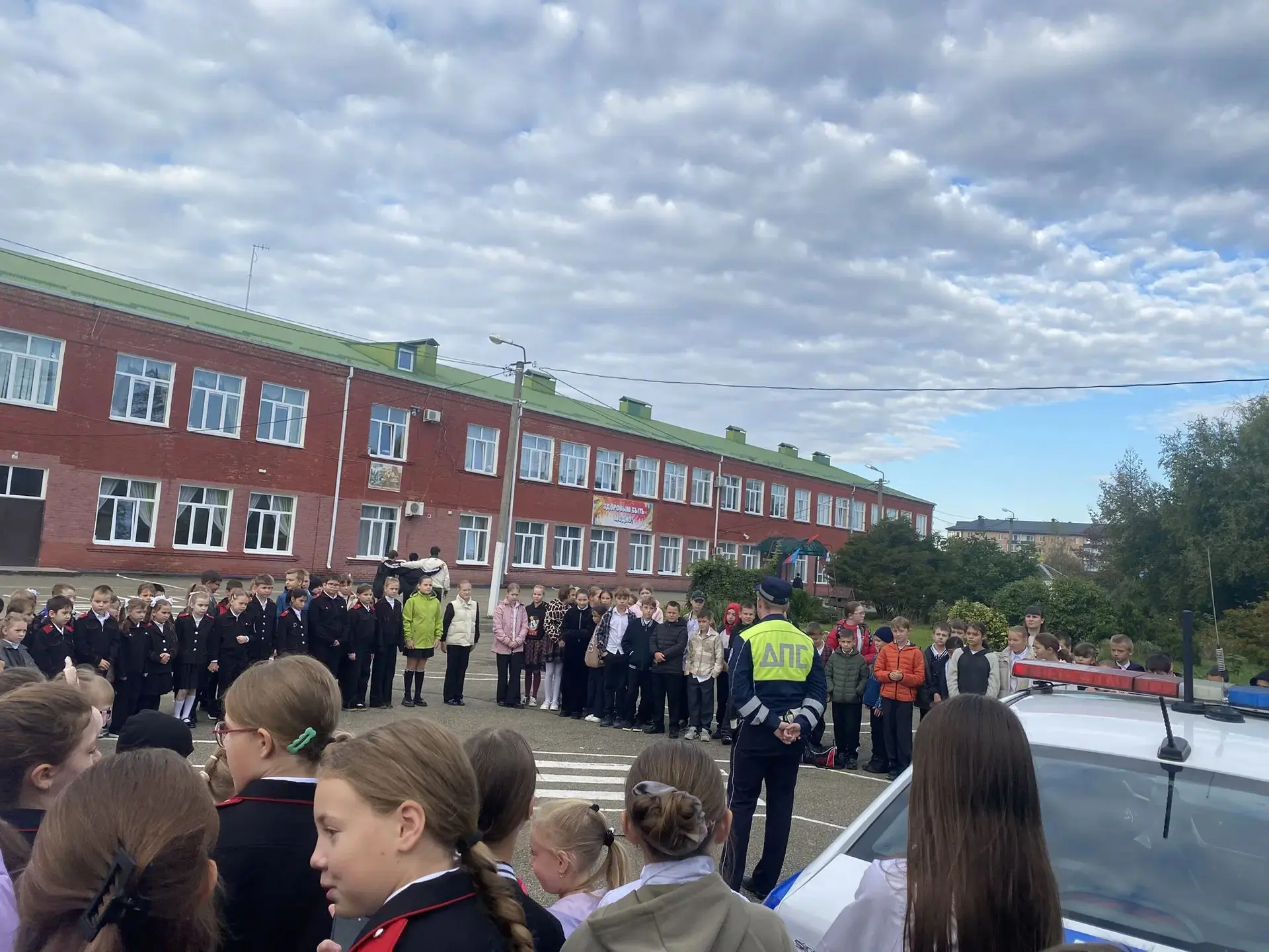 Сегодня в нашей школе с  учащимися 1-х и 4-х классов  сотрудником ДПС Госавтоинспекции ...
