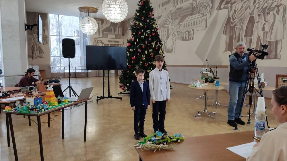 🤖✨ Учащиеся второго класса  на региональном  этапе Всероссийского конкурса  "Траектория  техническо