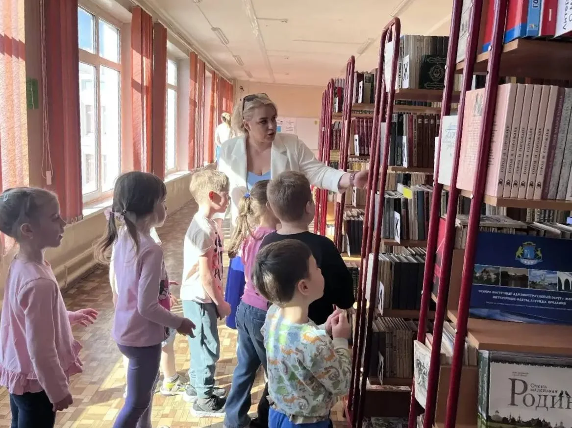 📚Библиотечные уроки!  7️⃣классы погрузились в «Серебряный век»!  Ребята ворвались в эпоху гениев: чи