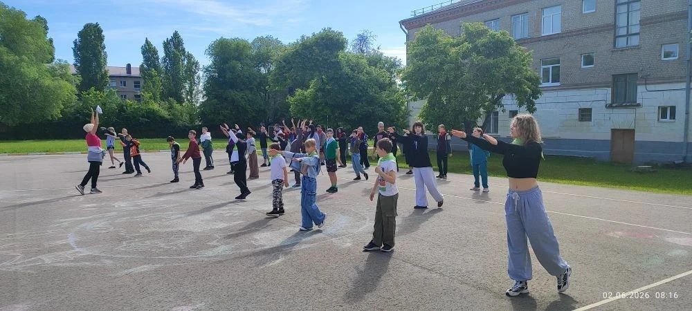 🏕 Второй день школьного лагеря «Дружба»: тема дня — «Будь здоров. Достигай и побеждай»...