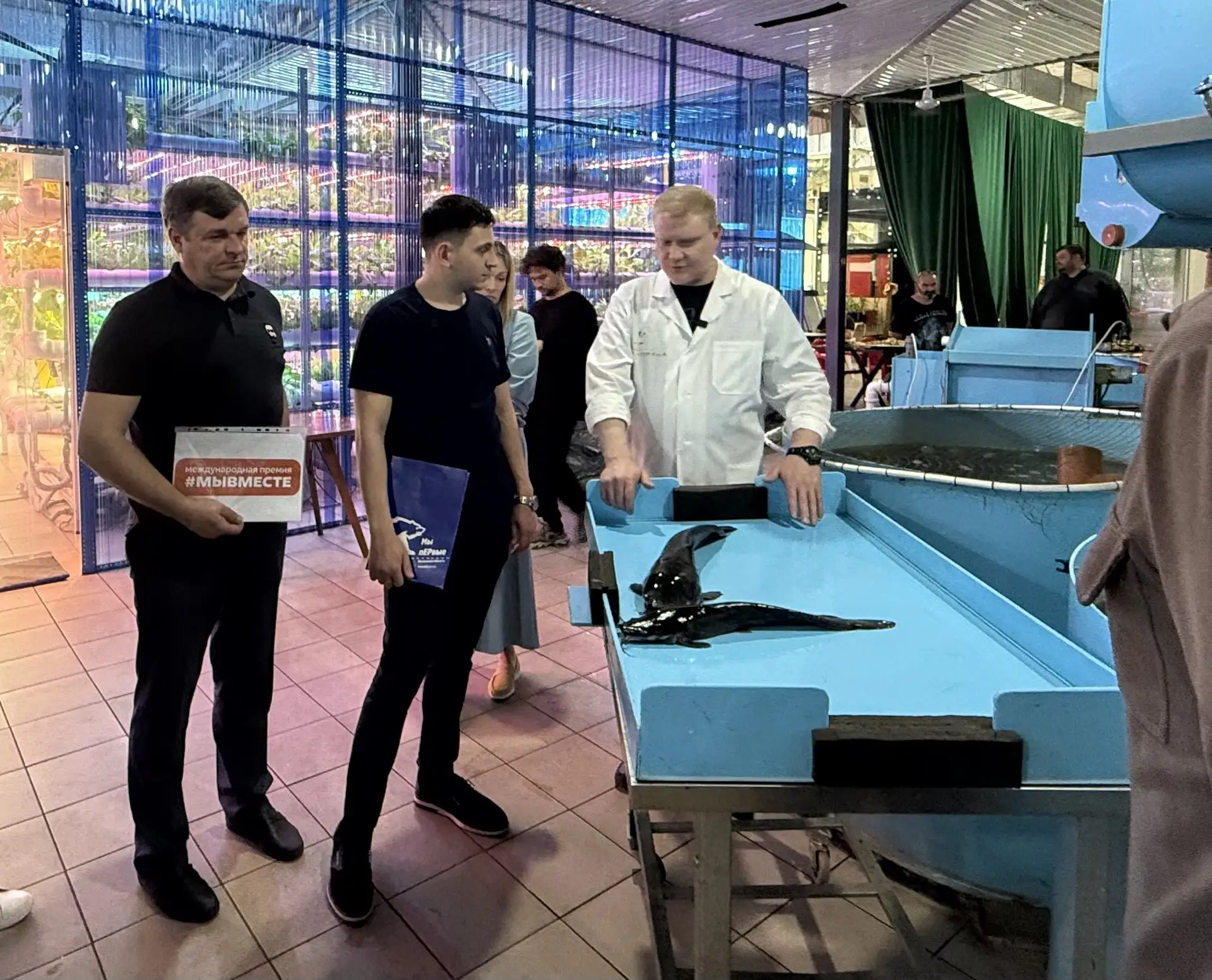От малька до стейка: секреты идеальной рыбной фермы    Сотрудники МКУ «Малый бизнес Химки» и местные