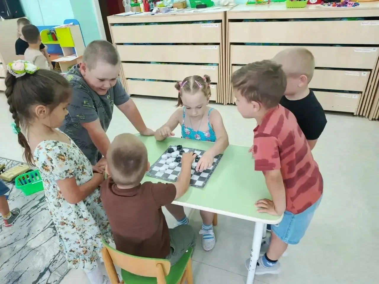 Шахматный день в нашем саду!

Сегодня у нас прошел настоящий шахматный турнир! 

Малыши с азартом пе