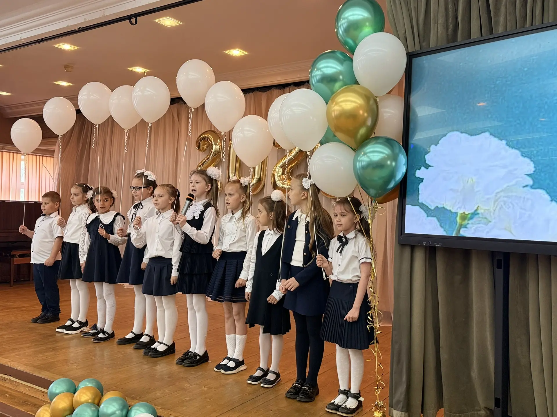 Дорогие выпускники😊 Сегодня звучит последний звонок — символ окончания чудесного школьного времени и
