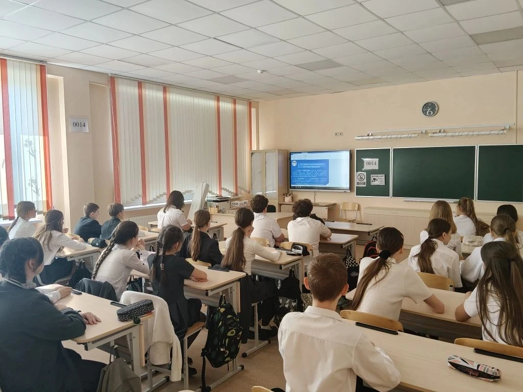 В МАОУ СОШ №19 им. Героя России С.А. Наточего прошел классный час на тему: "Профилактика жестокого о