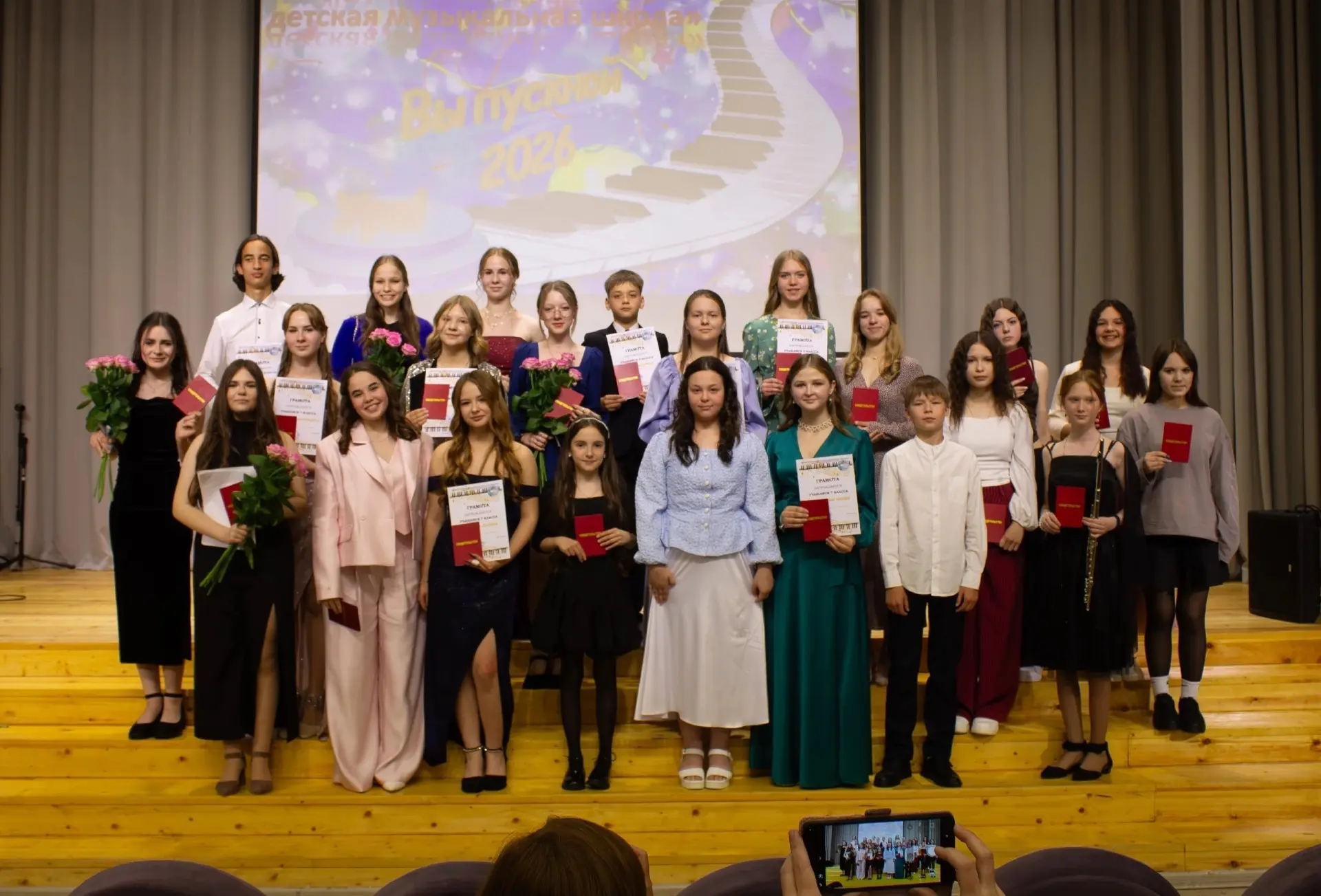 Выпускной в музыкальной школе — праздник музыки, вдохновения и больших надежд.🎉
Все фотографии👉 ht