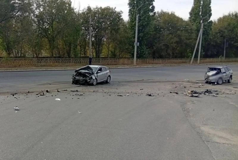 В Камышинском районе столкнулись ВАЗ и Ford Focus.
