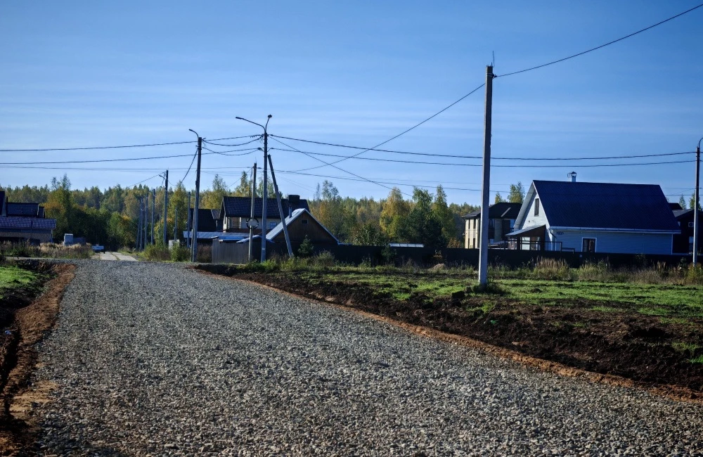 🚧 В районе поселка Волжский продолжают обустраивать дороги.