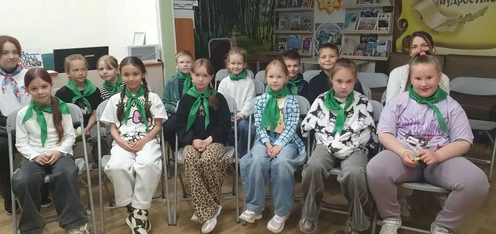 🧑‍🏫Познавательная встреча с сотрудниками библиотеки.

Сегодня наши ребята посетили библиотеку! 
📘