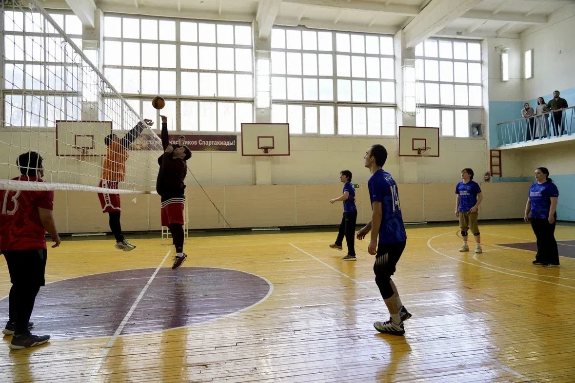🏐 В КЧГУ проходит турнир по микс-волейболу!  Уже завтра, 15 апреля,  финал!   Приходите болеть за сп