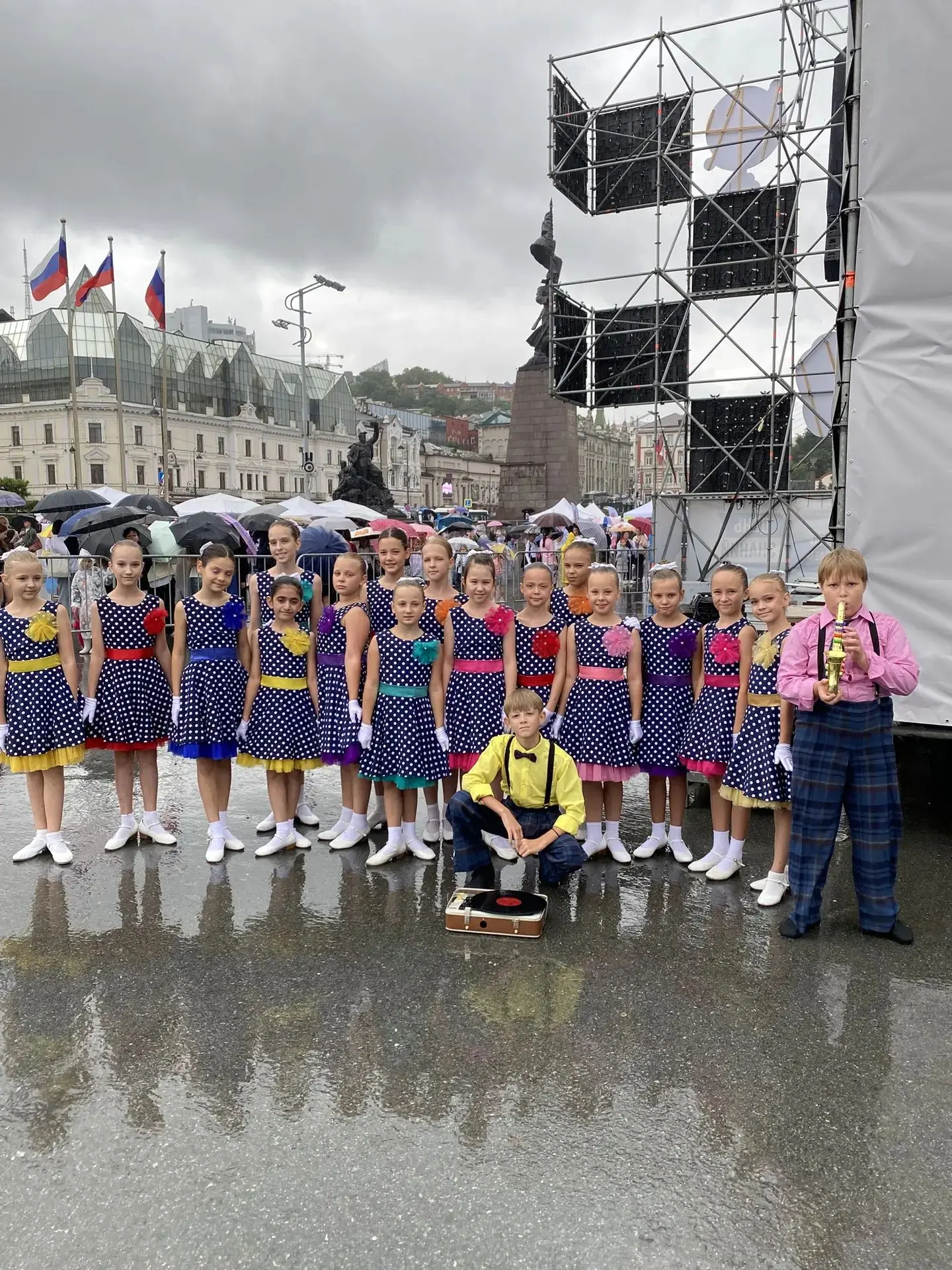 А в завершение этого насыщенного праздничного дня школьный образцовый ансамбль танца «Ф...