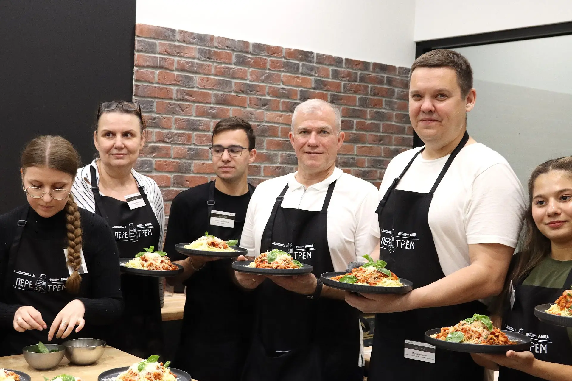 Агентство общественных проектов провело кулинарный мастер-класс. Встречу модерировал специалист по с