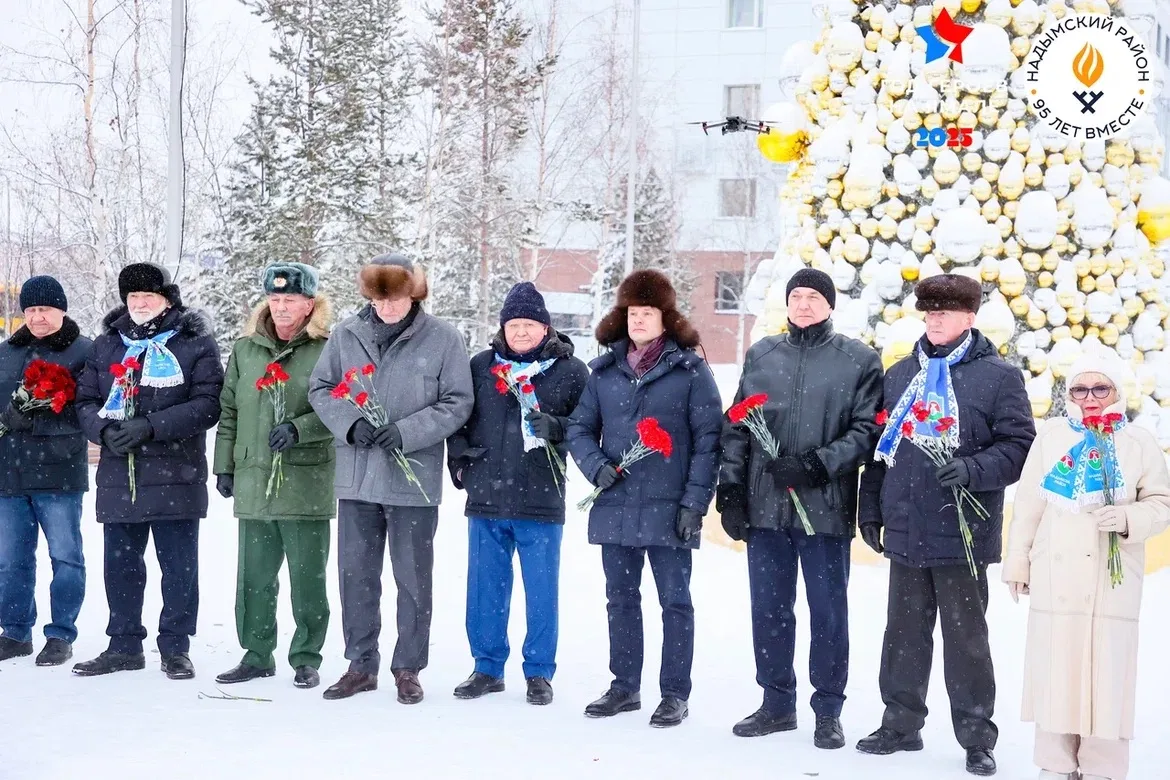 Открыли сегодняшний день возложением цветов в память о тех, благодаря кому 95 лет назад появился наш