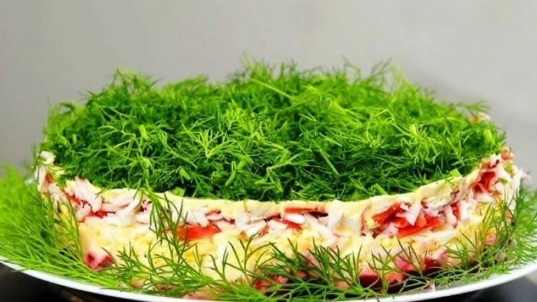 Слоёный салат со свеклой и крабовыми палочками.