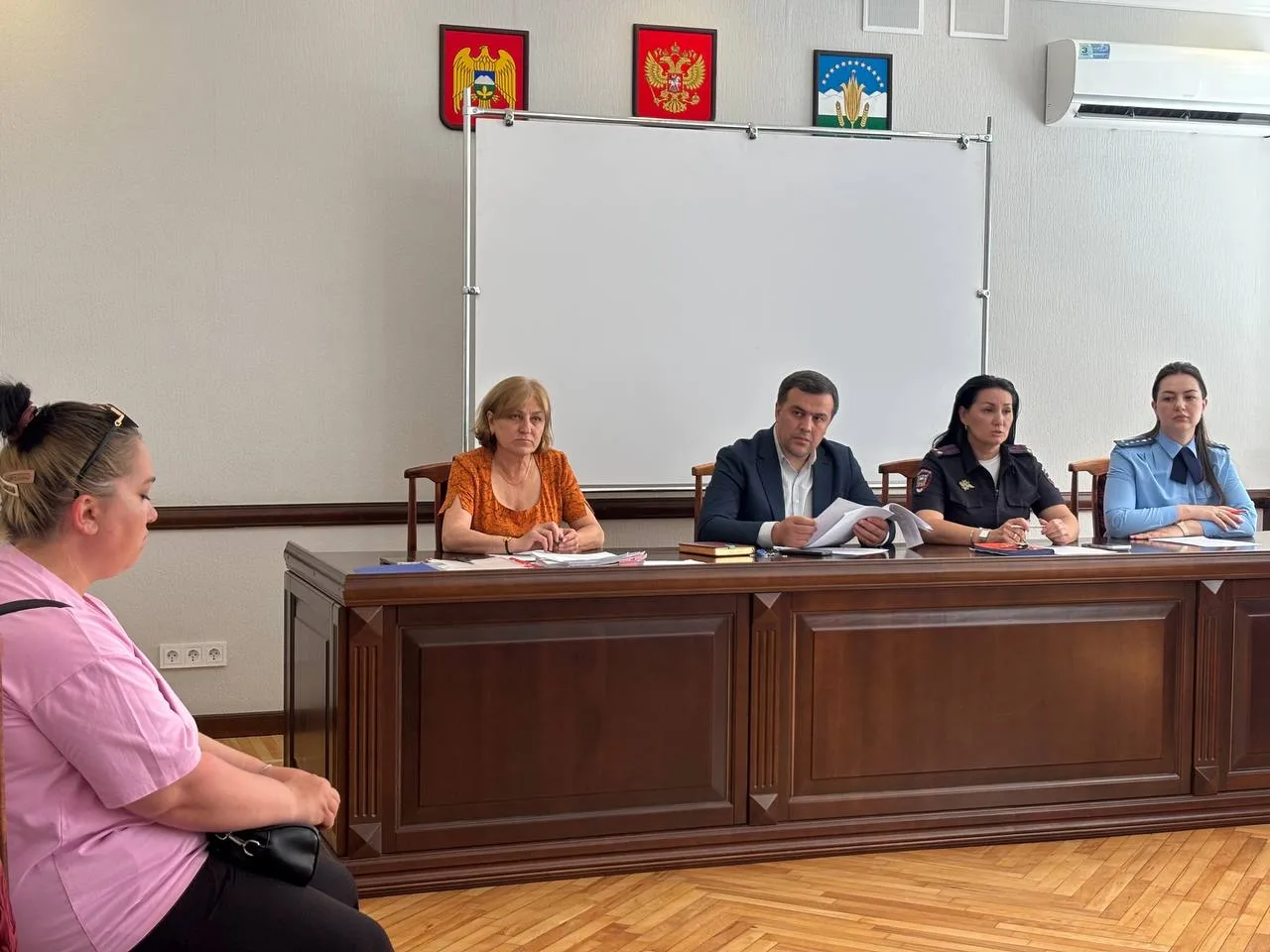 Заседание КДН в Урванском районе: профилактика и защита детства на особом контроле

В администрации 