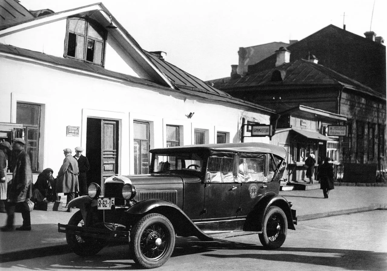 Первое отечественное такси на Самотечной площади, Москва, 1934 год.

Фотоальбом | подписаться