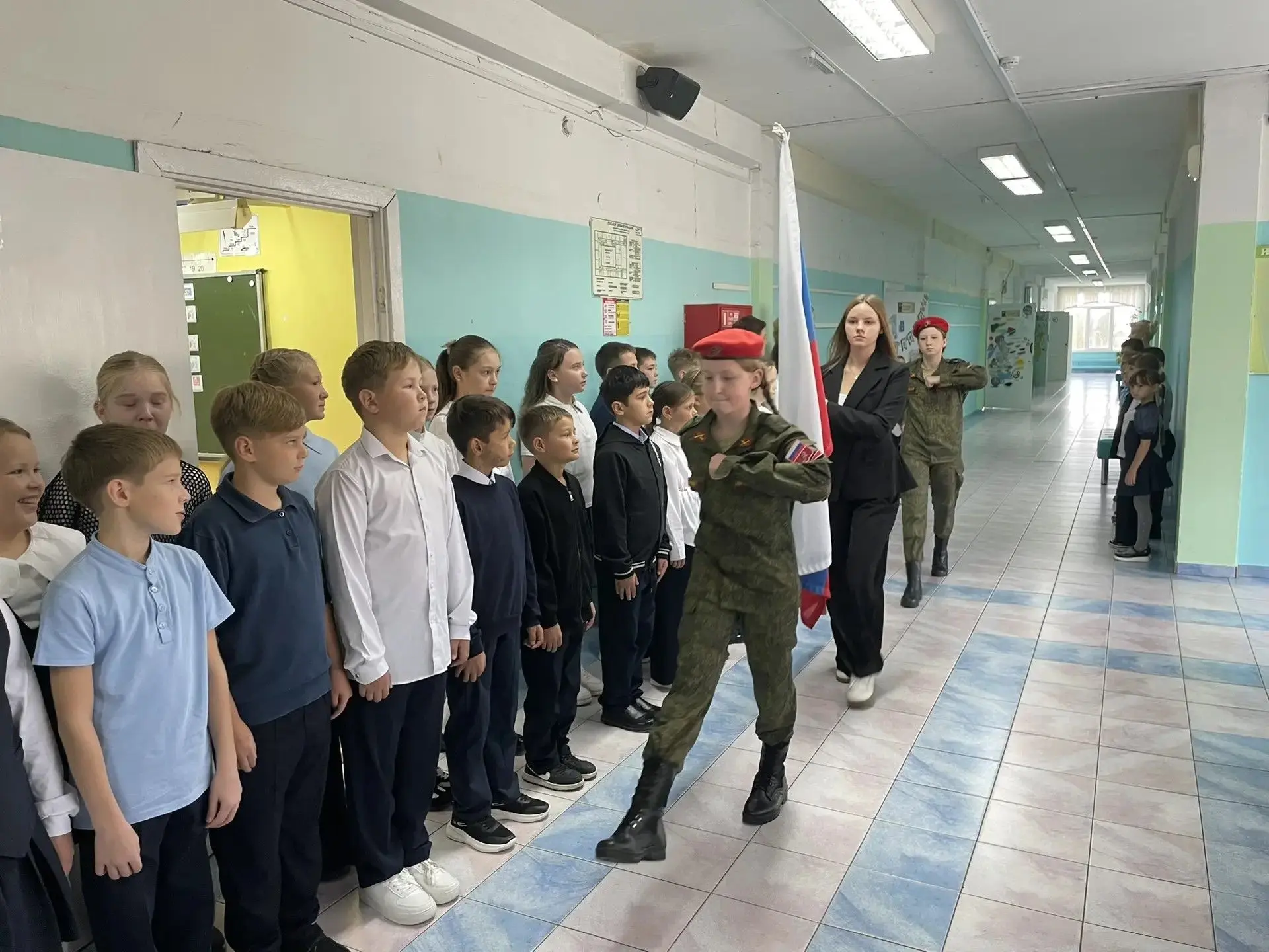 ✅Сегодня новая учебная неделя в Белоярской школе №1 началась с торжественной линейки, в...