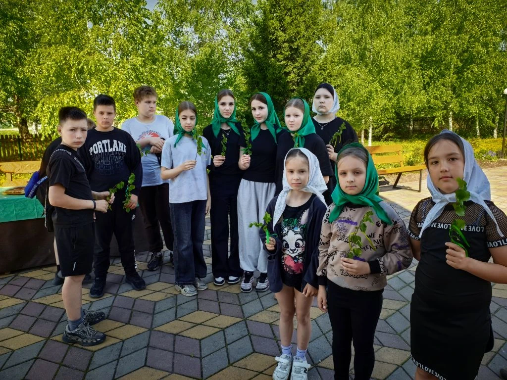 ⛪ В связи с 15-летием храма Святой Живоначальной Троицы, волонтерские отряды школы "Мы ...
