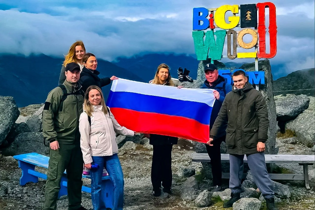 Судебные приставы совершили восхождение на гору Айкуайвенчорр