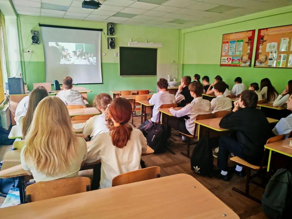 Безопасность — прежде всего! 🛡️  В рамках недели безопасности педагог-психолог старшей школы Кристин