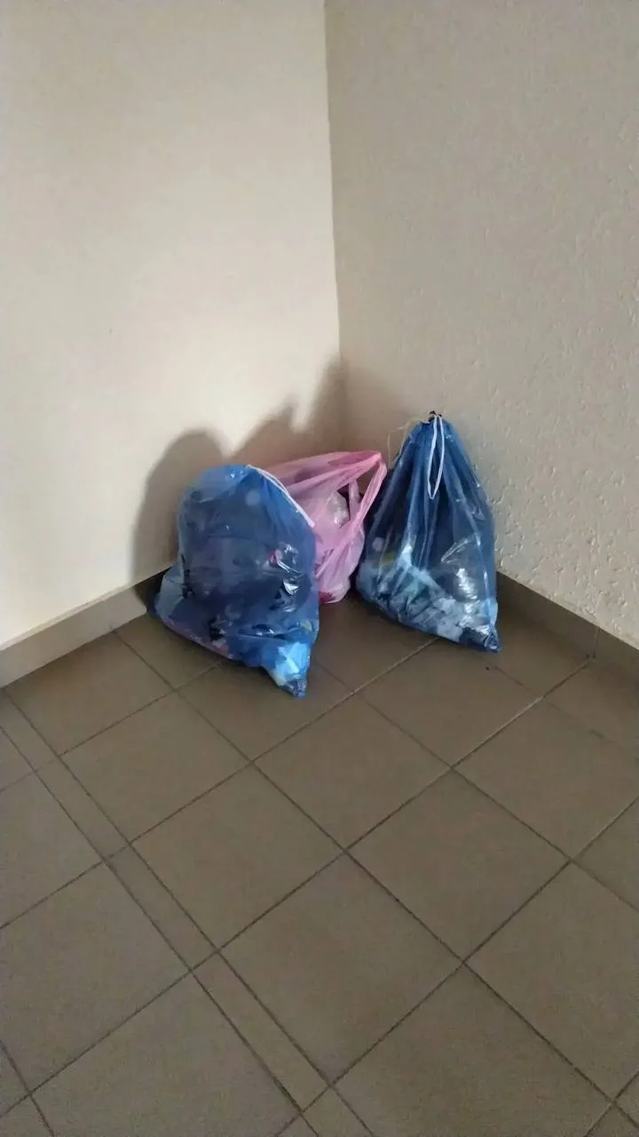 «Уже до мусорки дойти не могут🤦‍♀️ корпус 3 этаж 5» - сообщают соседи