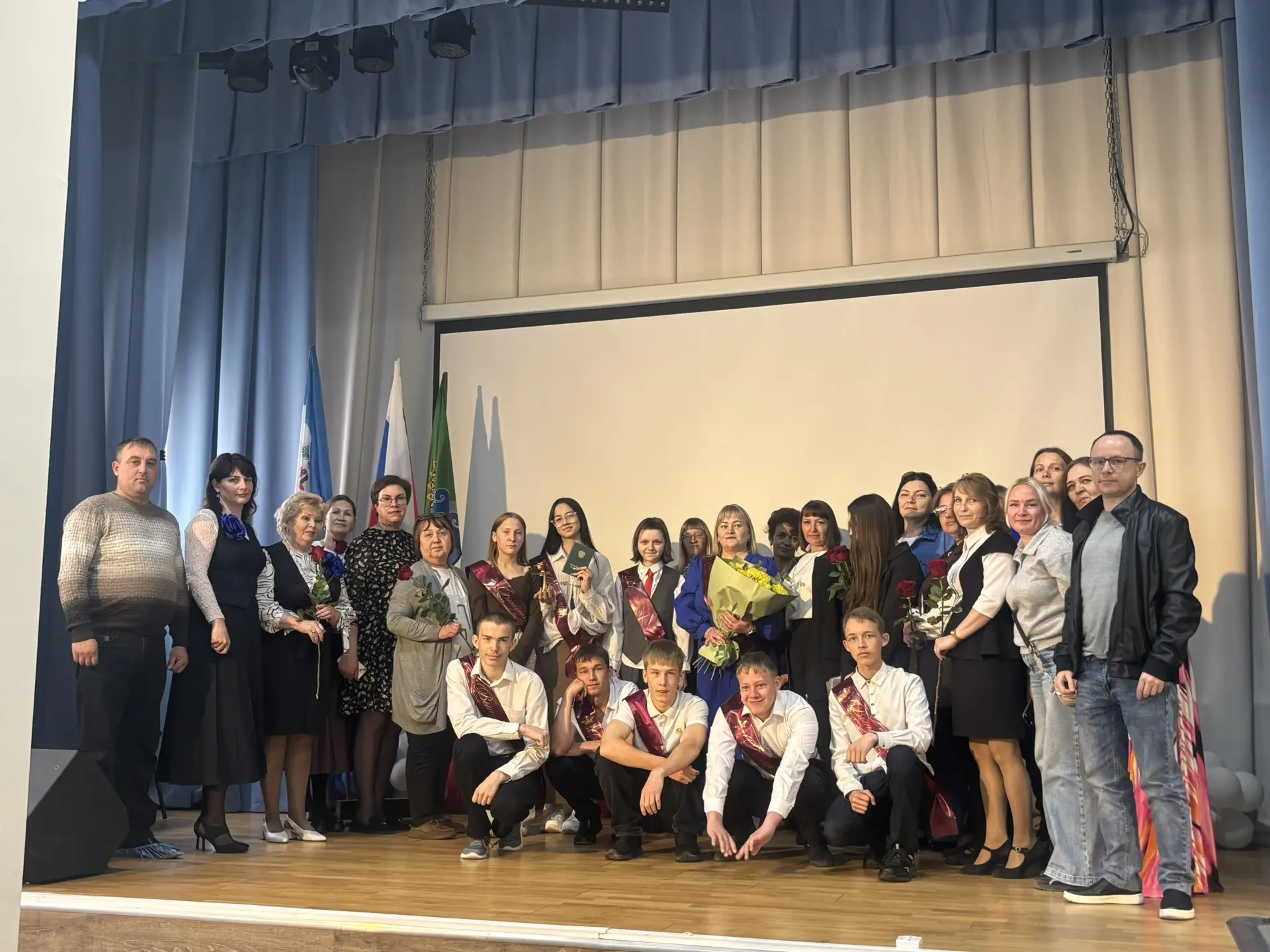 Торжественный момент в Хомутовской школе №2!

Сегодня в стенах нашей школы прошло очень трогательное
