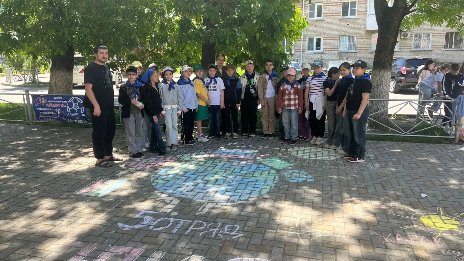 Наше лето — яркое! 🎨☀️

День третий. Территория лагеря «Солнышко» превратилась в настоящую картинну