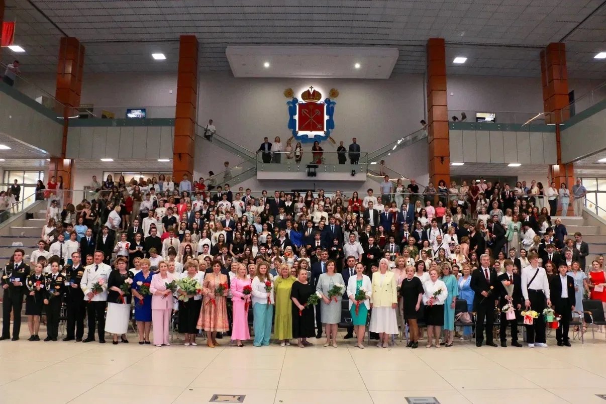 🎓Награждение медалистов в Санкт-Петербурге

Вчера 1 июля в мультимедийном историческом парке «Росси