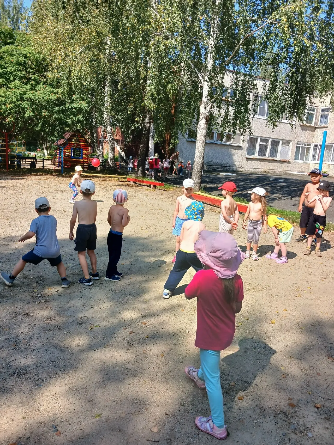 🏐☀ «Наш весёлый звонкий мяч»: старшая группа весело провела время на прогулке!
Сегодня прогулка гру