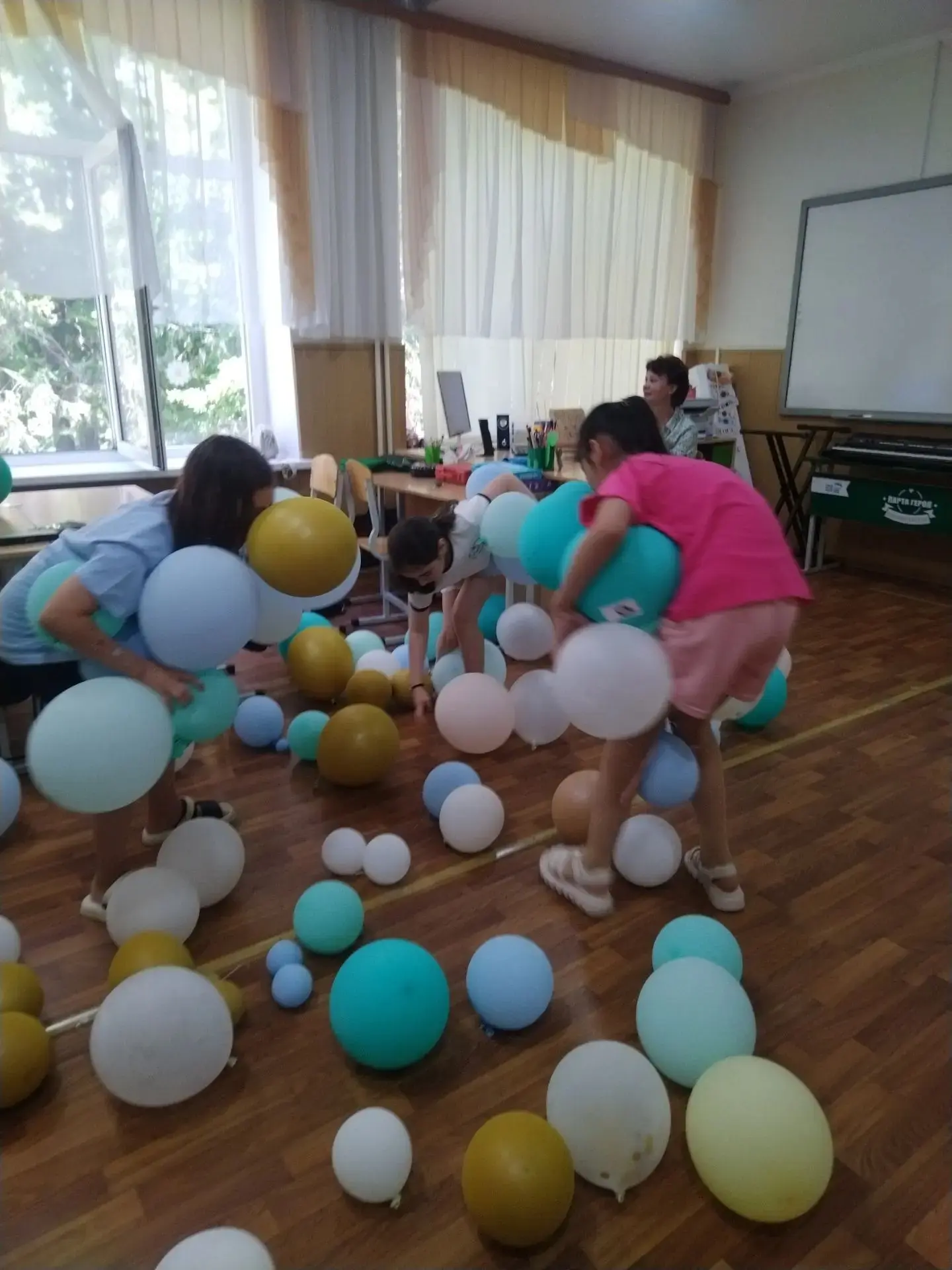 Сегодня в отряде «Апельсинки» состоялся праздничный досуг. Воспитатели организовали серию эстафет с 