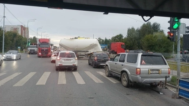 Наболело! Заправка Газпром на Автоколонне 1228, перекрёсток Щербакова и Тимуровцев, оче...