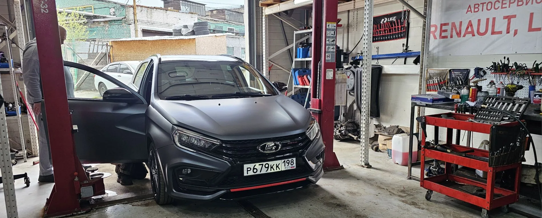 Lada Vesta Sport Black Edition 2026 стала ещё красивее: полностью матовая, серебристые рейлинги тепе