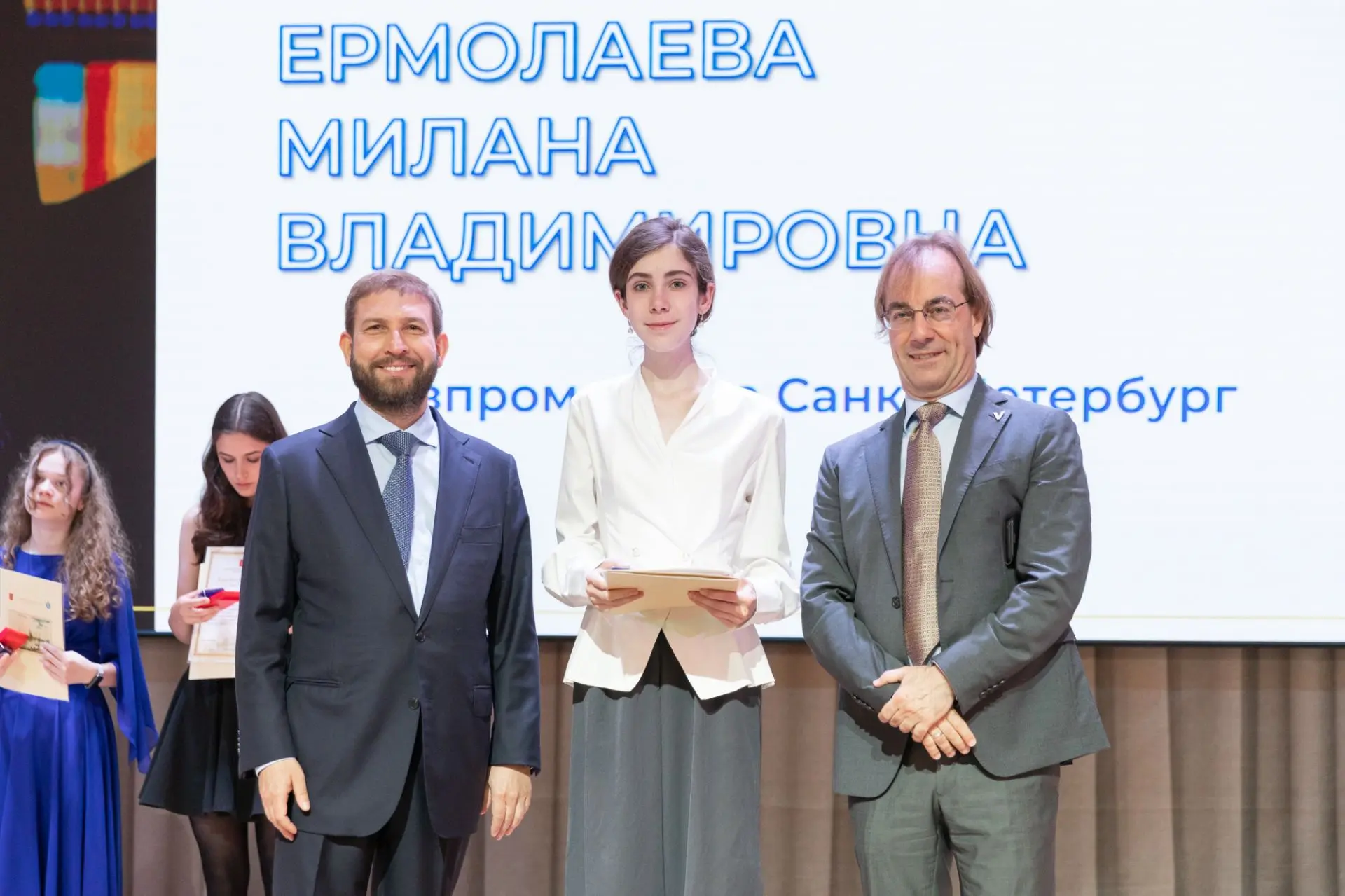 Высокая награда за упорный труд 🏅

Выпускницам «Газпром школы Санкт-Петербург» вручили почетные зна