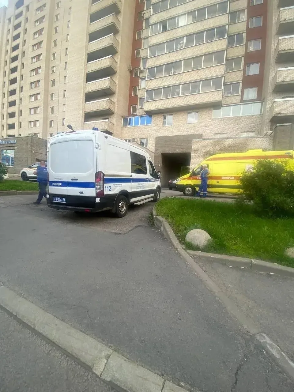 Подросток выпал из окна в Московском районе

Жители дома 36к1 на улице Типанова сообщили, что накану