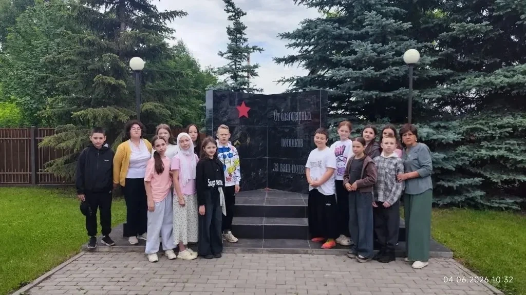 В рамках лагерной смены «Патриоты» ребята посетили мемориал «Скорбящей матери», аллею боевой славы и