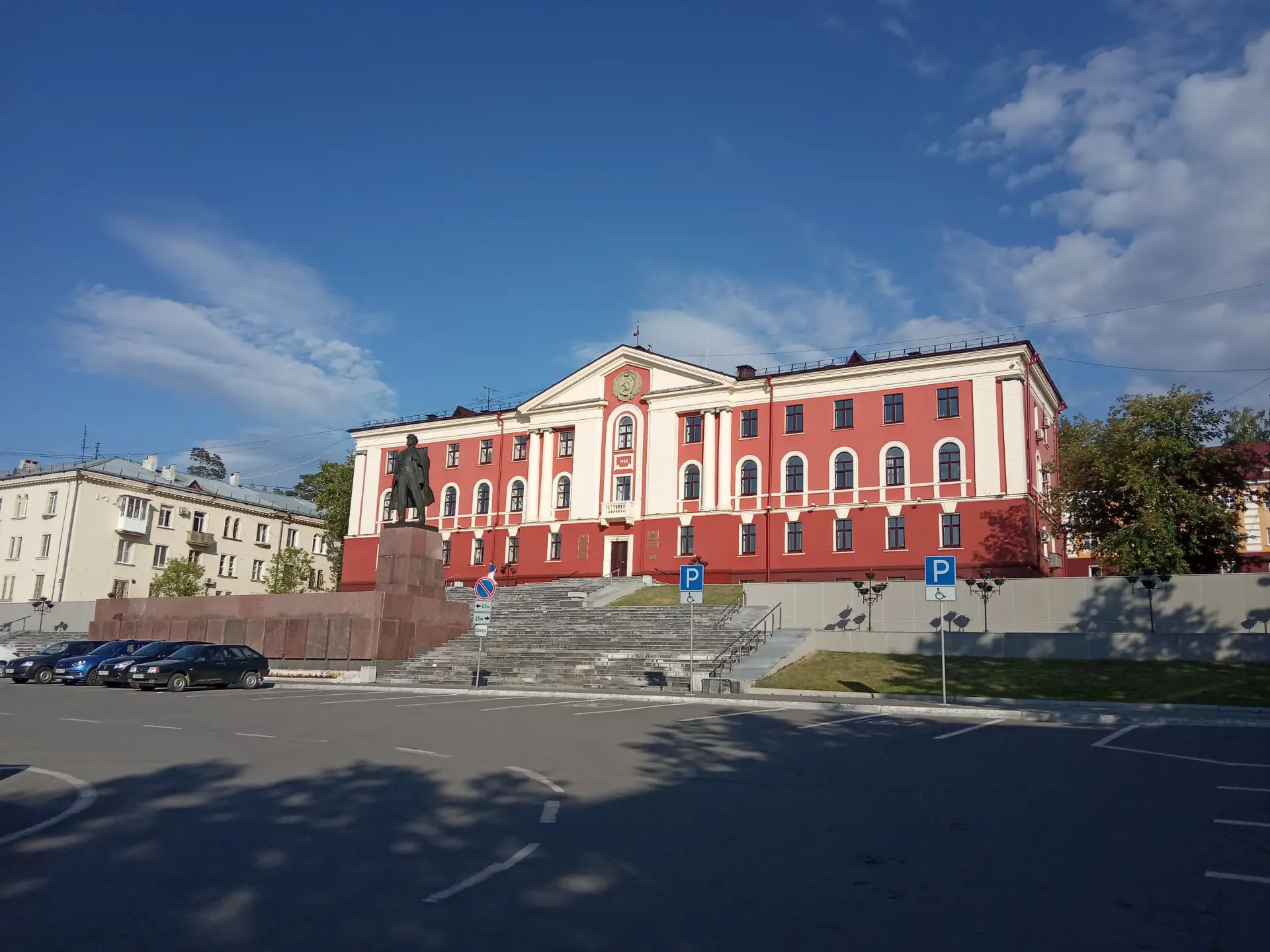 В преддверии Дня физкультурника муниципальными наградами отметили тех, кто прививает лю...